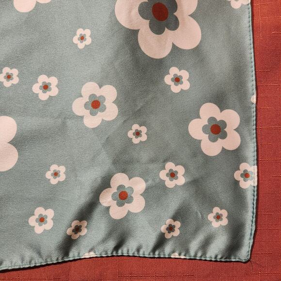 Satin Floral Men’s Pocket Square Handkerchief Green & White 19in x 19in - Picture 4 of 5